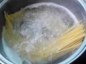 锅内放水，煮开之后加少许盐，放入意面煮8分钟