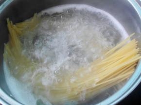 锅内放水，煮开之后加少许盐，放入意面煮8分钟