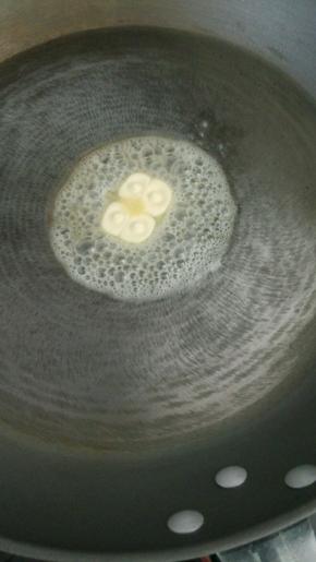 锅内放入黄油，大火至黄油融化