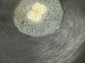 锅内放入黄油，大火至黄油融化