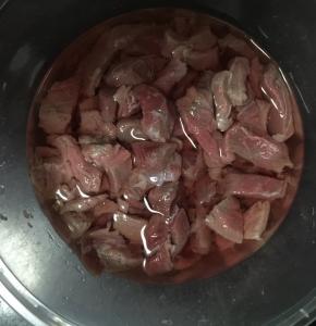 买来的牛肉切成片状，泡在水中去除血水