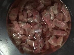 买来的牛肉切成片状，泡在水中去除血水