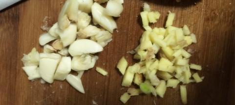 姜蒜切成末备用，洋葱切成片状备用