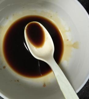 将生抽，老抽，料酒和糖，盐倒入碗中，搅拌均匀。作为酱汁备用