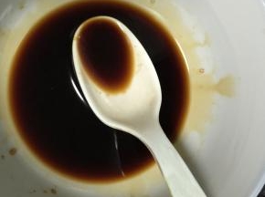 将生抽，老抽，料酒和糖，盐倒入碗中，搅拌均匀。作为酱汁备用