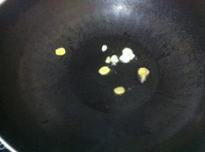 锅内放油，油热放入姜蒜爆香