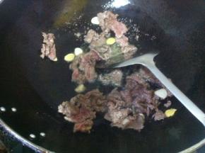 放入牛肉片翻炒至变色盛出