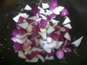 锅内倒入洋葱煸炒至透明