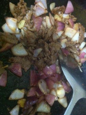 放入炒好的牛肉片和酱汁，翻炒均匀