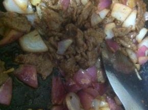 放入炒好的牛肉片和酱汁，翻炒均匀