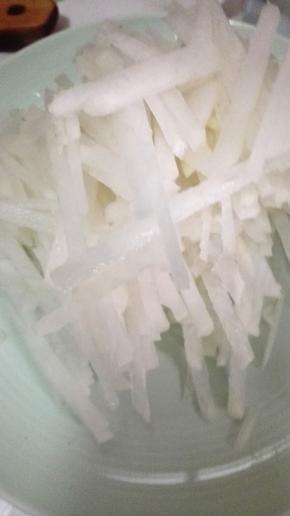 白萝卜去皮洗净，切成丝