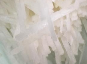 白萝卜去皮洗净，切成丝