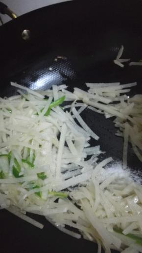 加盐和鸡精，翻炒均匀