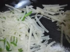 加盐和鸡精，翻炒均匀