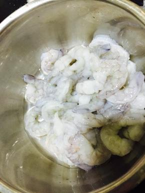 虾仁调掉虾线，清洗干净，用适量的料酒，盐和淀粉抓拌均匀，腌制20分钟