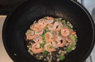 倒入虾仁快速翻炒至变色