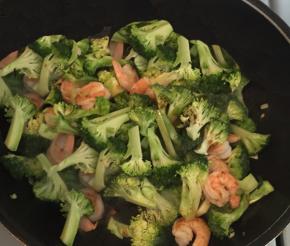 倒入西兰花大火翻炒