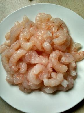 虾仁挑去虾线洗净，用适量的盐，胡椒粉和1勺料酒腌制30分钟