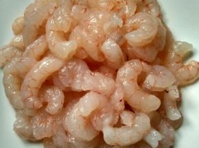 虾仁挑去虾线洗净，用适量的盐，胡椒粉和1勺料酒腌制30分钟