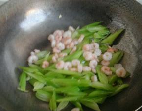 炒锅放少许的油，油热之后放入腌制好的虾仁炒至变色捞出