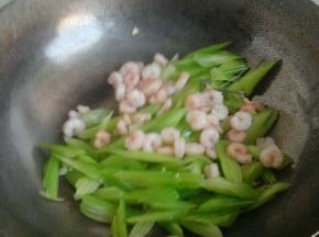 炒锅放少许的油，油热之后放入腌制好的虾仁炒至变色捞出