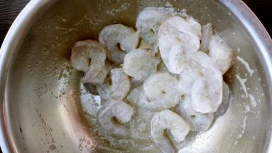 买来的虾仁清洗干净，挑去背后的虾线