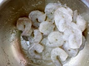 买来的虾仁清洗干净，挑去背后的虾线