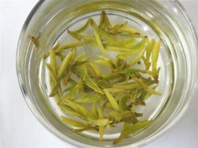 虾仁腌制好之后，用大约90度的开水冲泡一杯龙井茶