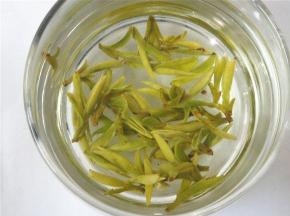 虾仁腌制好之后，用大约90度的开水冲泡一杯龙井茶