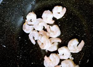 炒锅内放少量的油，油热之后倒入虾仁翻炒至变色，盛出备用