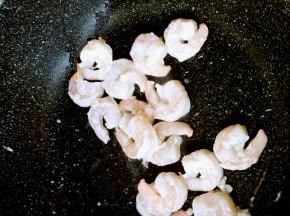 炒锅内放少量的油，油热之后倒入虾仁翻炒至变色，盛出备用