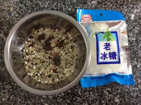 在超市中买好八宝粥的配料，取出适量洗净备用