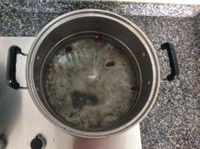 将八宝粥原料放入锅中，放冰糖，加适量的水，水位超出米粒一半高即可