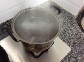 煮开后转小火，继续煮30-40分钟，米粒煮开融烂可关火