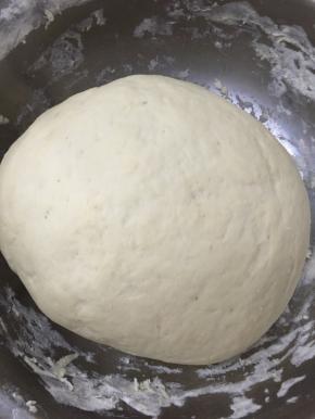 倒入面粉和酵母，使劲揉，揉得光滑了就可以搁置暖和的地方发面1-2小时，至面团放大一倍就可以了