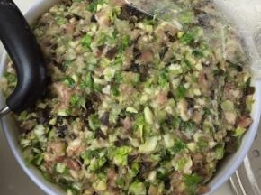 将白菜、搅好的猪肉、葱、姜、木耳切碎拌匀，加入盐，鸡精，胡椒，料酒，油，然后将搅拌好的馅放入冷冻室一小时，之后馅会硬一点，基本无汤汁，但是最后做出来的就有汤汁，而且冷冻后的馅好包一些