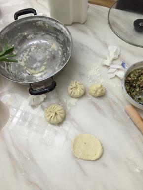 开始包包子，将发好的面擀成中间厚四周薄，然后一个褶一个褶的包，最后一定要封口，不然蒸出来汤汁会漏出来