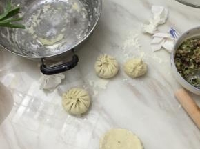 开始包包子，将发好的面擀成中间厚四周薄，然后一个褶一个褶的包，最后一定要封口，不然蒸出来汤汁会漏出来