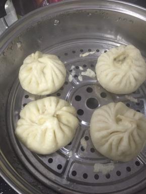 将水烧开，开锅后转中大火，蒸15分钟，稍稍后片刻开盖，拾出包子就可以了