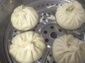 将水烧开，开锅后转中大火，蒸15分钟，稍稍后片刻开盖，拾出包子就可以了