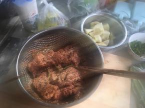 将土豆切块放好，排骨提前腌制好（腌制排骨，加入蒸排骨米粉、葱丝、姜片、酱油、料酒、盐和胡椒粉，腌制时间20分钟为宜