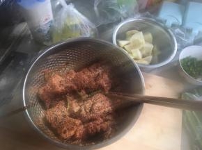 将土豆切块放好，排骨提前腌制好（腌制排骨，加入蒸排骨米粉、葱丝、姜片、酱油、料酒、盐和胡椒粉，腌制时间20分钟为宜