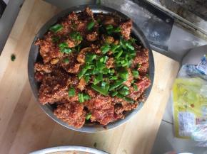 将土豆码在碗底，排骨铺在上面，可撒葱花，放入高压锅或者锅里蒸，时间30-40分钟。