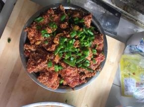 将土豆码在碗底，排骨铺在上面，可撒葱花，放入高压锅或者锅里蒸，时间30-40分钟。