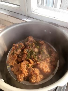 蒸了大约40分钟出锅，米粉全部都附着在排骨上，十分的软糯可口