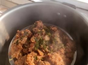 蒸了大约40分钟出锅，米粉全部都附着在排骨上，十分的软糯可口