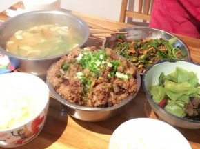 最后装盘撒上一些葱花点缀，香糯好吃的粉蒸排骨就做好了，和饭馆差不多哦~