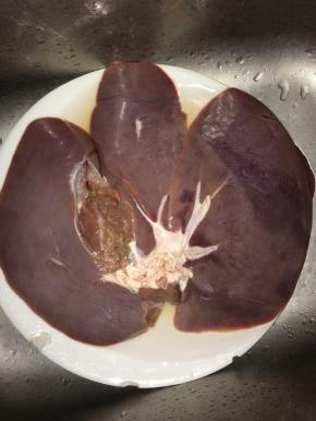 新鲜猪肝放入清水中浸泡，洗净去除血水。