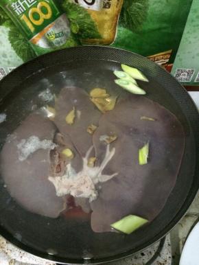 冷水下锅，放入葱段和姜片。