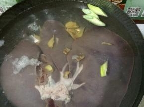 冷水下锅，放入葱段和姜片。